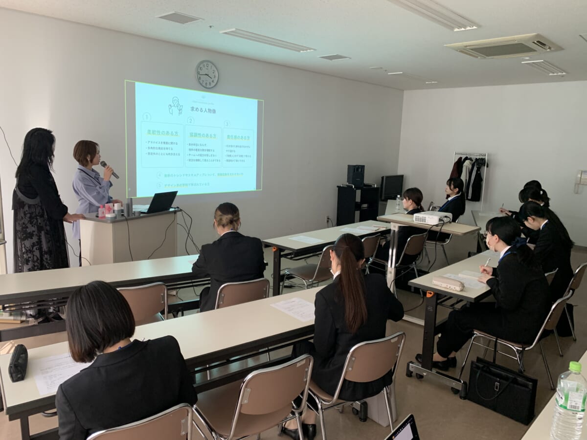 グラフィック&Webデザイナーの業務と魅力を学生に説明