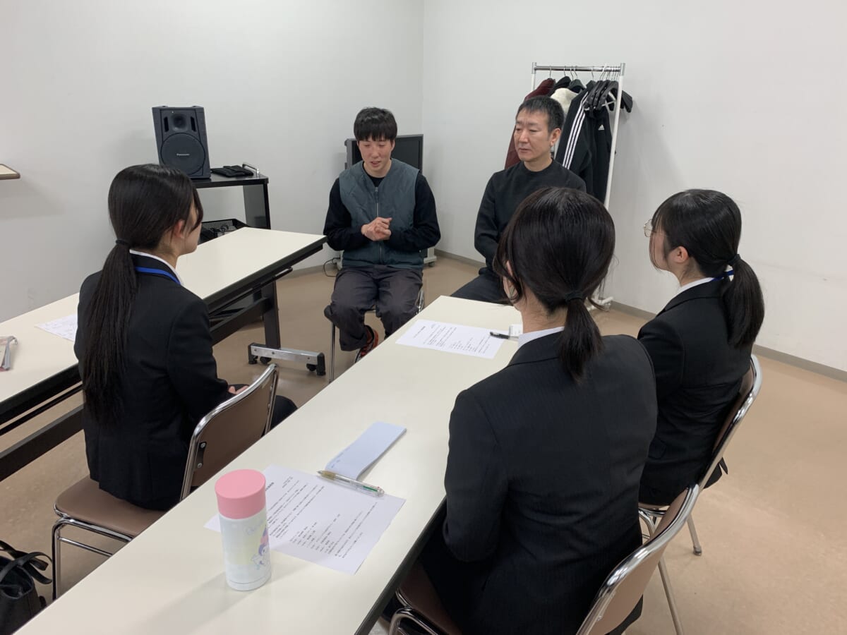 先輩社員と代表が学生との座談会に参加